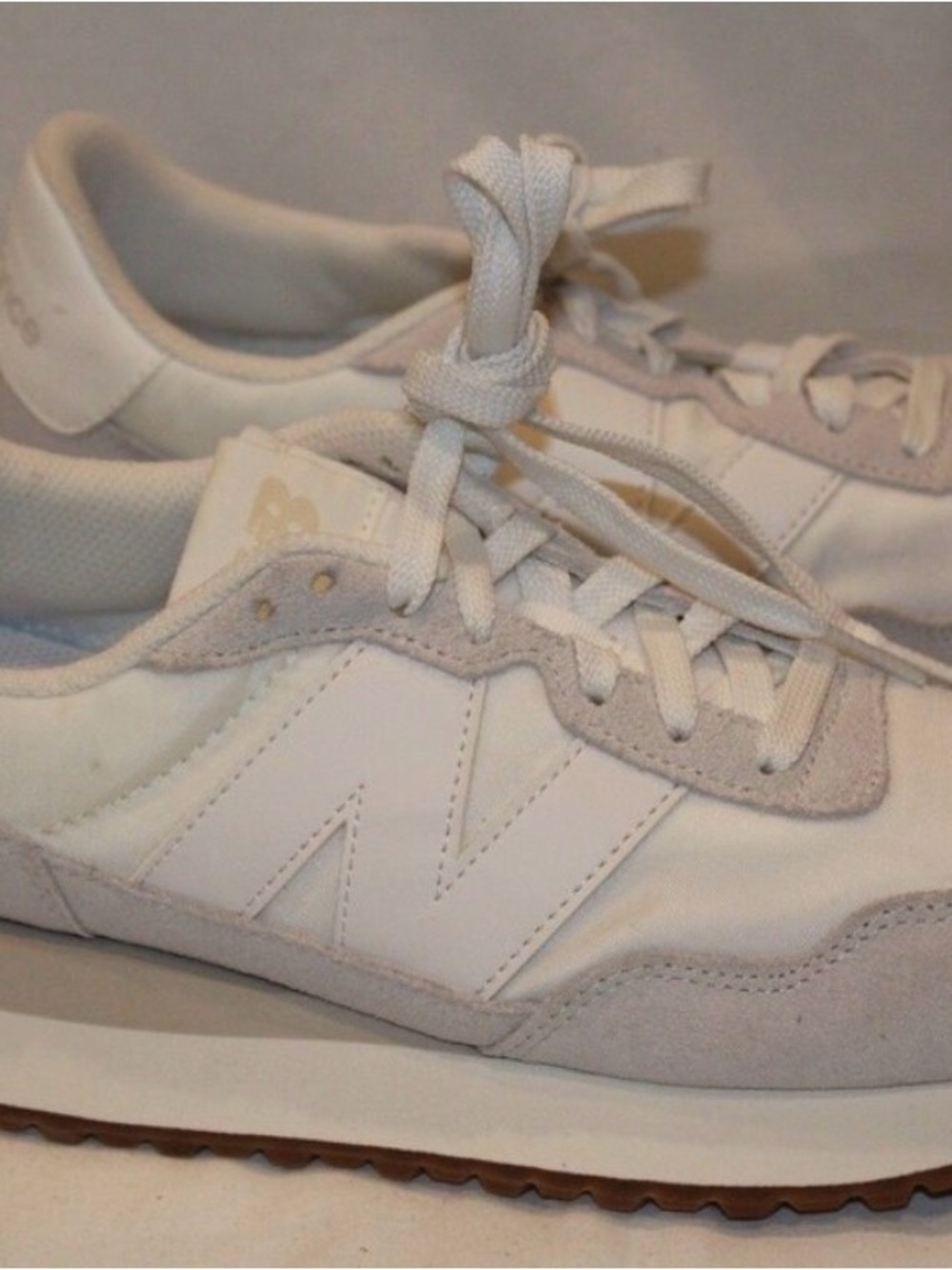 NEW BALANCE WOMENS 237
CASUAL WALKING
TRAINING SHOE SNEAKER
WHITE GRAY SZ 8 NWOB